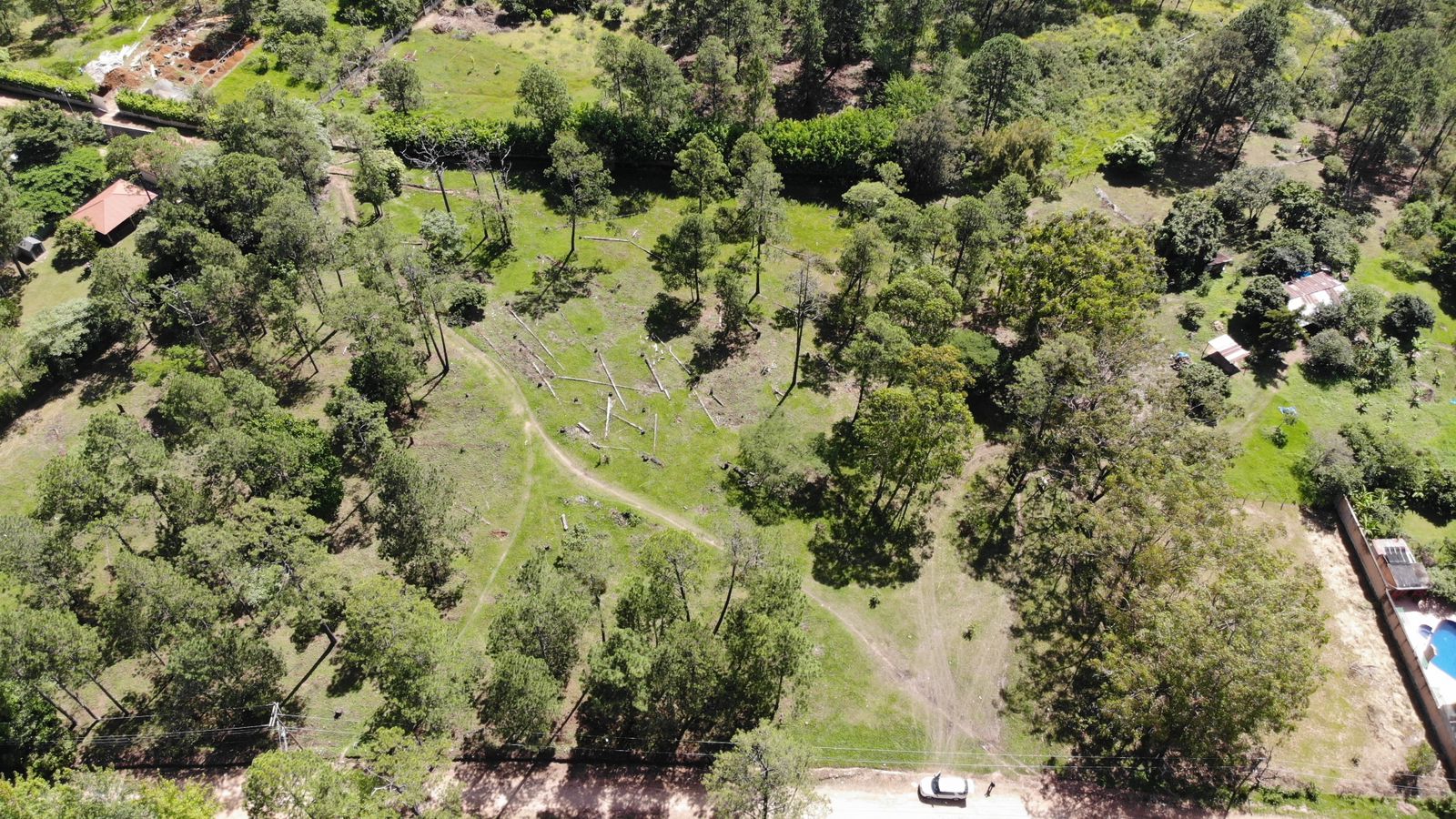 TERRENO AMPLIO EN ZONA URBANIZADA EN VALLE DE ANGELES