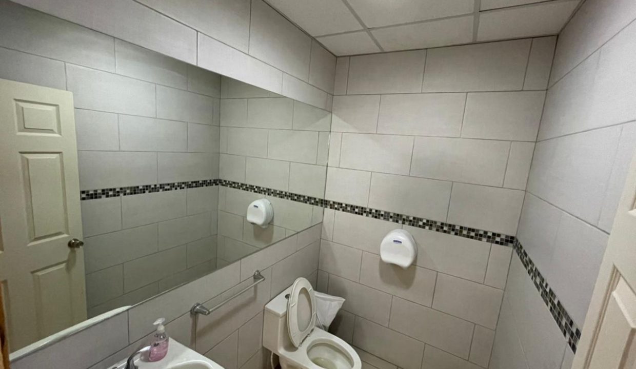 33bdac6_bienes-raices-tegucigalpa-honduras-oficina-20301-baño-seguridad
