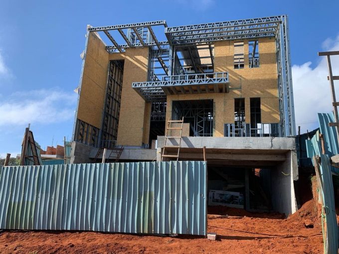 Casa con sistema de Panel Steel Framing.  Obtenga mayor productividad con nuestro sistema steel framing de BîldTEK  TECNOLOGÍA ➕ EFICIENCIA ➕ SOSTENIBILIDAD